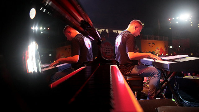 Пианист Олег Стариков во время выступления на 17-м международном музыкальном фестивале Koktebel Jazz Party