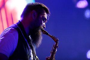 Участник группы Billy’s Band Михаил Жидких выступает на фестивале Koktebel Jazz Party