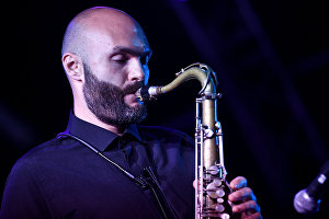 Джазовый музыкант, основатель оркестра SG BIG BAND Сергей Головня во время выступления на 17-м международном музыкальном фестивале Koktebel Jazz Party