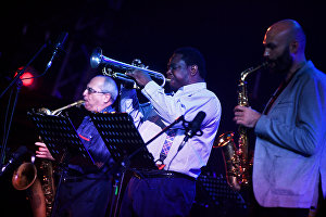 Музыкант Родни Грин (в центре) во время выступления джазового ансамбля Якова Окуня на 17-м международном музыкальном фестивале Koktebel Jazz Party